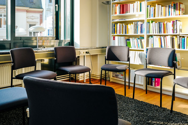 Gruppentherapieraum der Blankeneser Praxis für Psychotherapie von Berthold Hankh